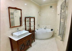 Квартира 3-комн 160 м² - Зураба Горгiладзе, Батумі